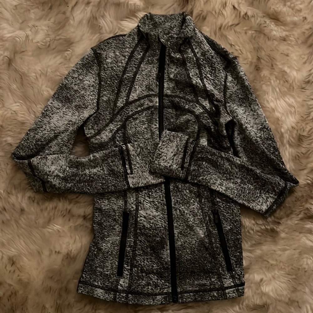 Lululemon jacket like new never worn size 6.